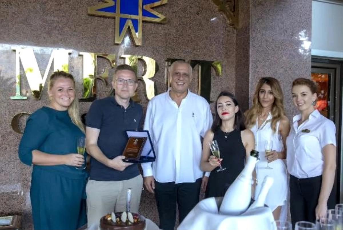 Güney Kıbrıs, KKTC\'ye geçmek isteyen turistleri engellemeye başladı