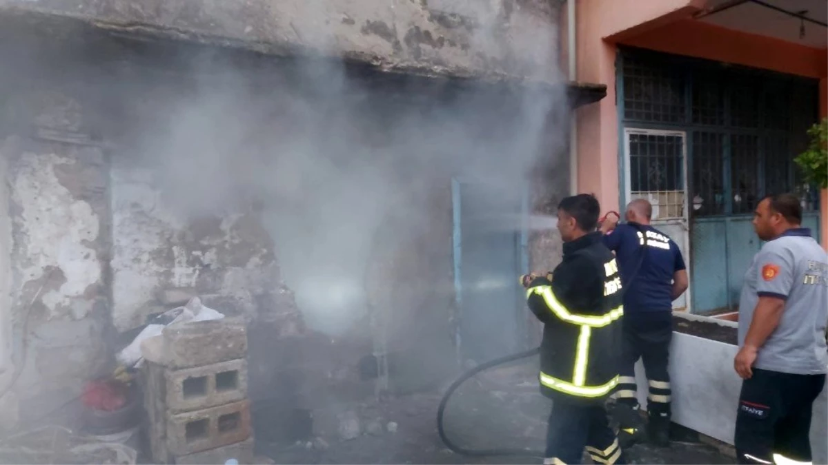 Son dakika haber... Hatay\'da bir evin odunluğu yandı