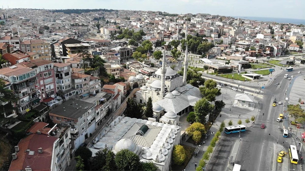 İstanbul\'da 472 yıllık tarihi camide tepki çeken klima görüntüsü