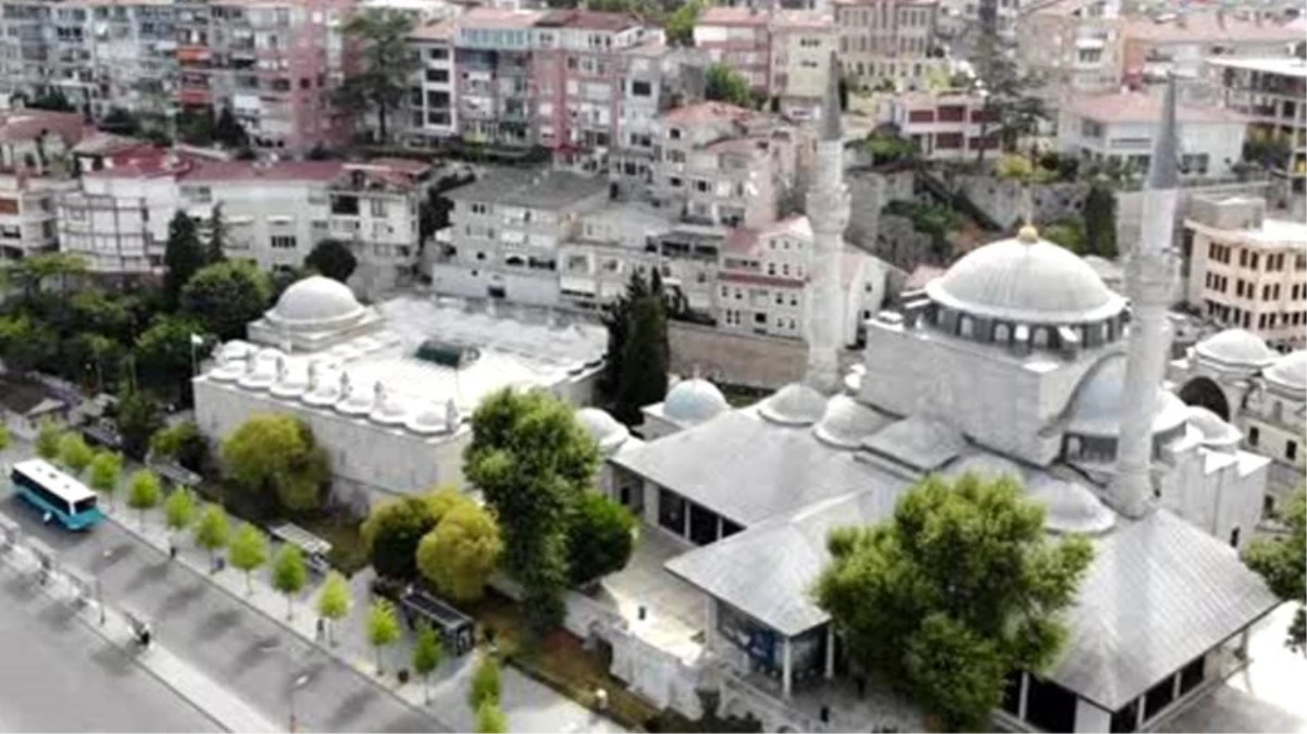 İstanbul\'da 472 yıllık tarihi camiye takılan klimaya tepki yağdı