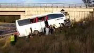 Son Dakika: İstanbul'da Kuzey Marmara Otoyolu'nda otobüs yoldan çıktı: 5 ölü, 25 yaralı Son Dakika: İstanbul'da Kuzey Marmara Otoyolu'nda otobüs yoldan çıktı: 5 ölü, 25 yaralı