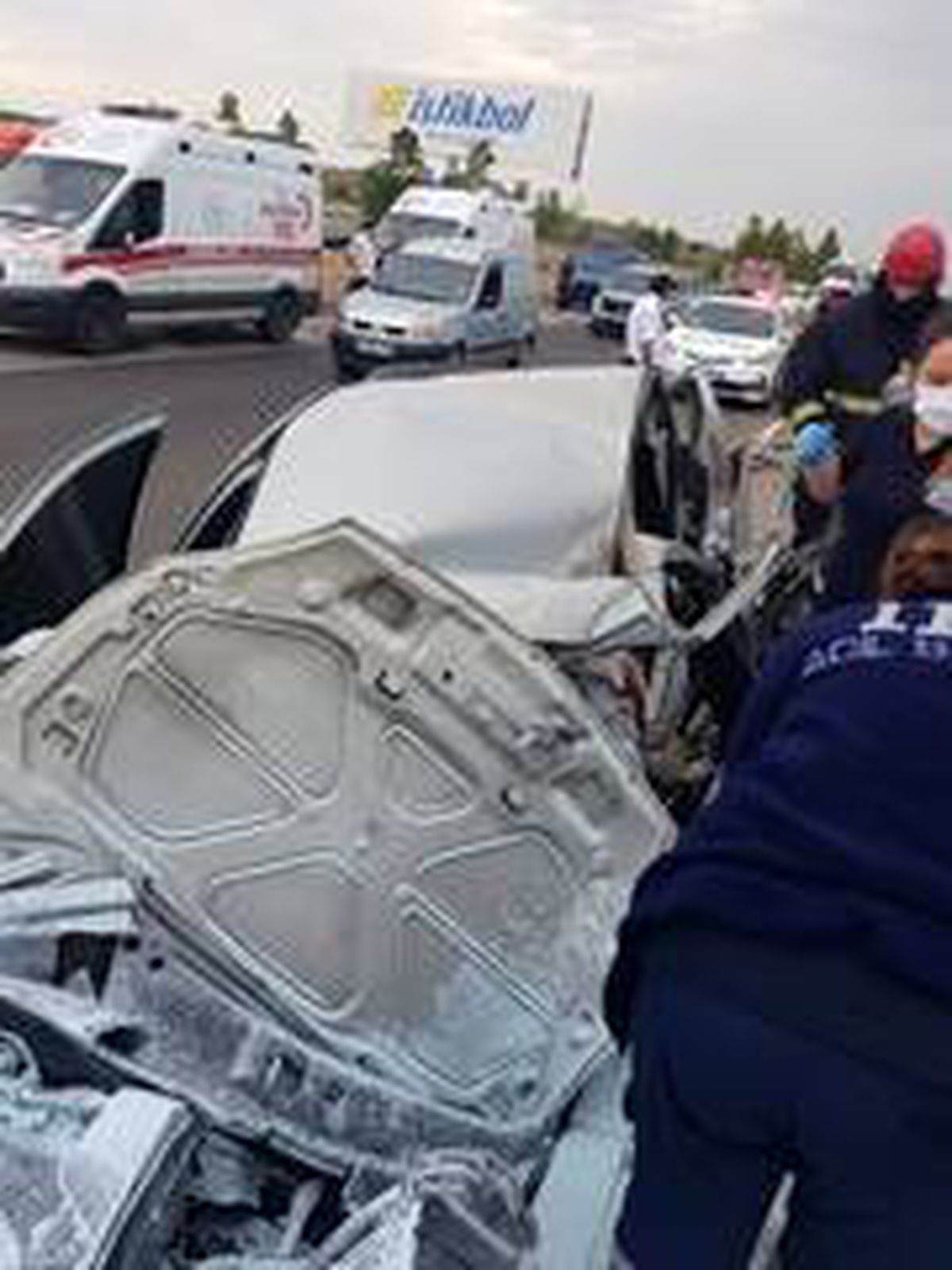 Refüje çarptıktan sonra otobüsün 60 metre sürüklediği otomobilin sürücüsü hayatını kaybetti