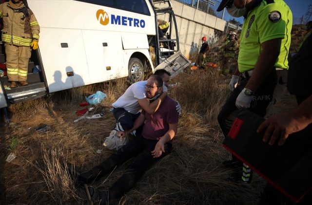 Son Dakika: İstanbul Valiliği: Otobüs kazasında 5 kişi hayatını kaybetti, 3'ü çocuk, 7'si yetişkin 10 vatandaşımızın durumu ağır