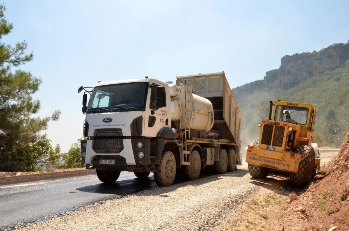 Tarsus\'ta kırsal bölgelerde asfalt çalışmaları sürüyor