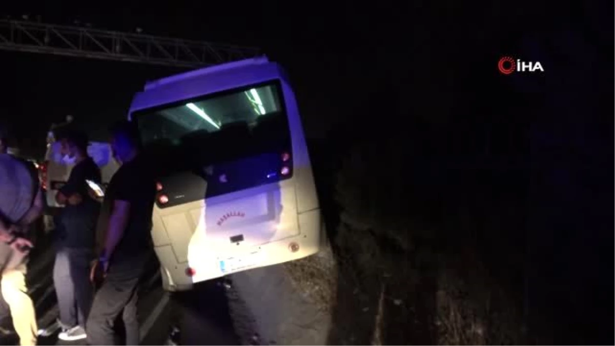 Ticari araçla çarpışan minibüs yoldan çıkarak bariyerlere vurdu