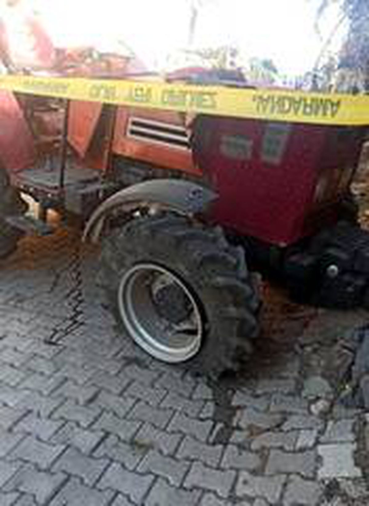 Traktör devrildi: 1 ölü, 1 yaralı