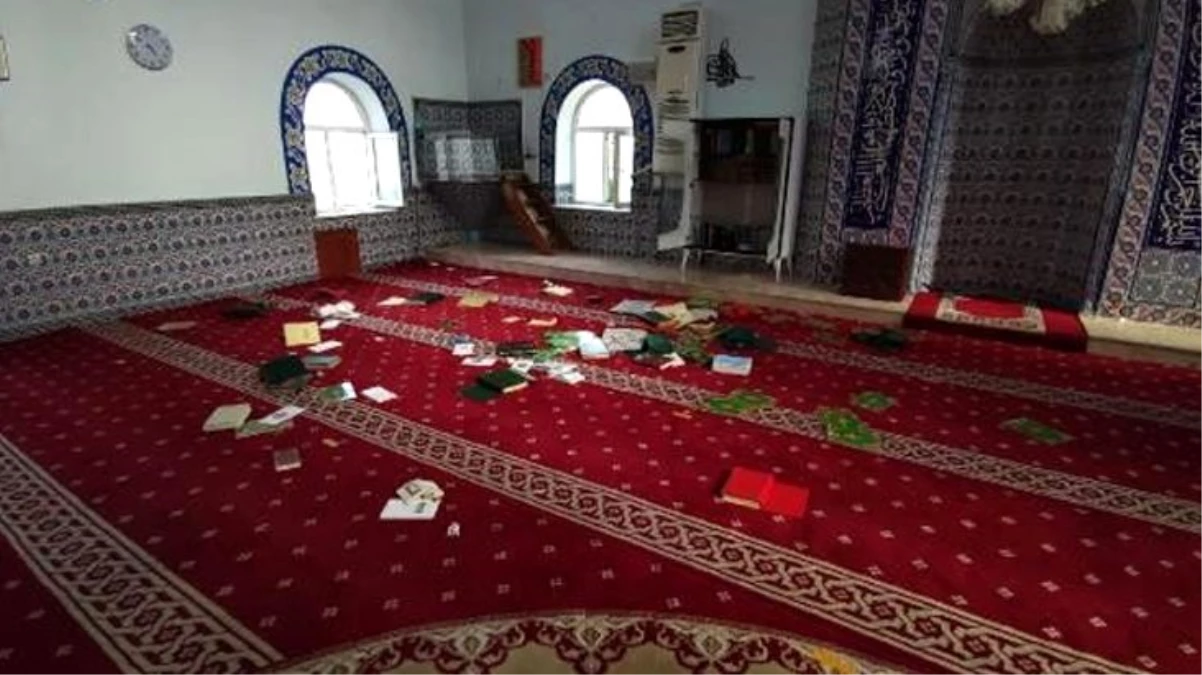 Camiye büyük saygısızlık! Dini kitaplara zarar verip, ses sistemini bozdular
