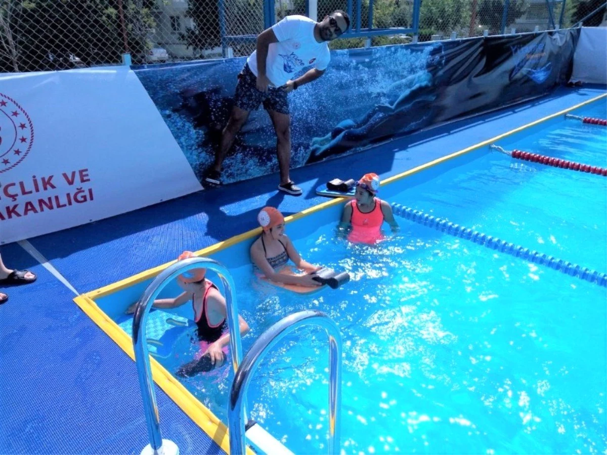Son dakika haberi... Çocuklar portatif havuzlarda yüzme öğreniyor