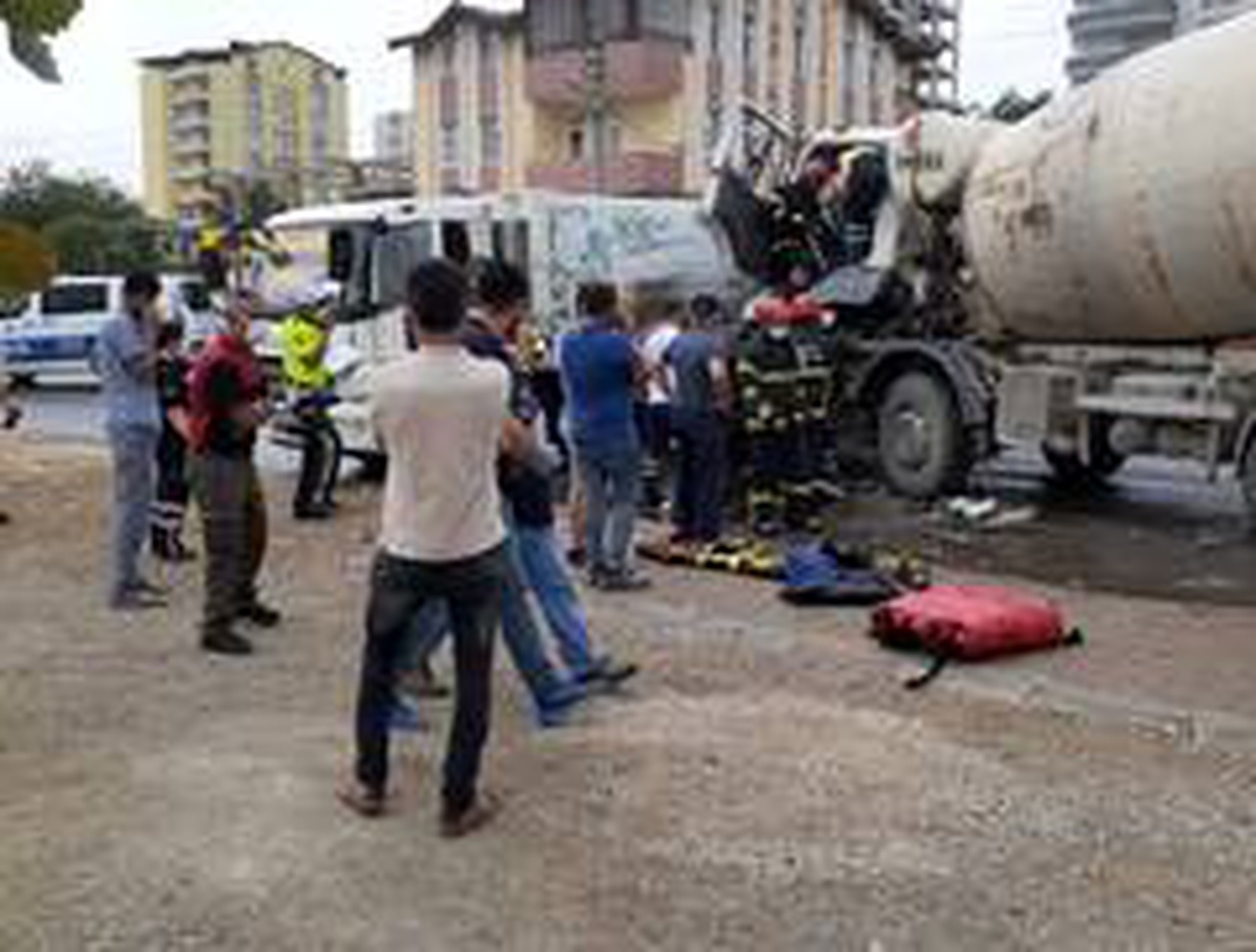 Çöp kamyonu ile beton mikseri çarpıştı: 4 yaralı