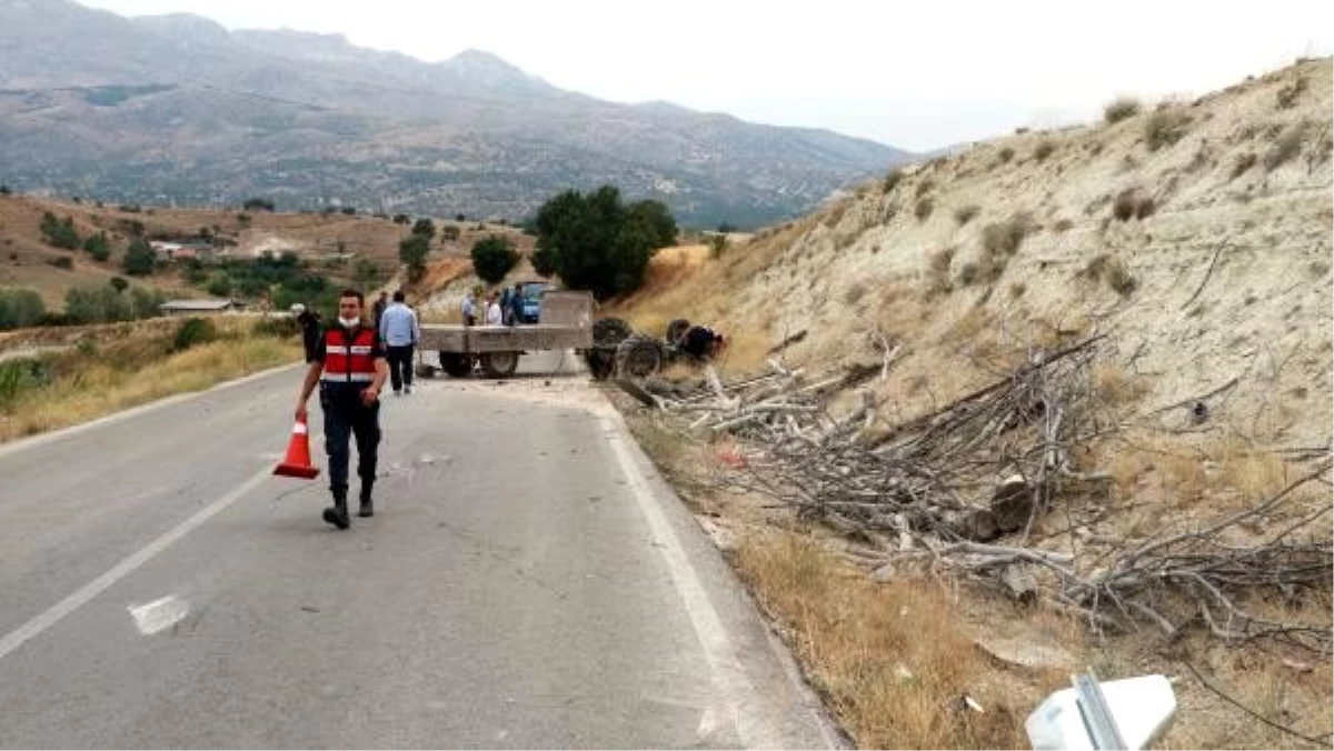 Eşi ve çocuklarıyla kazada yaralanan sürücü kurtarılamadı