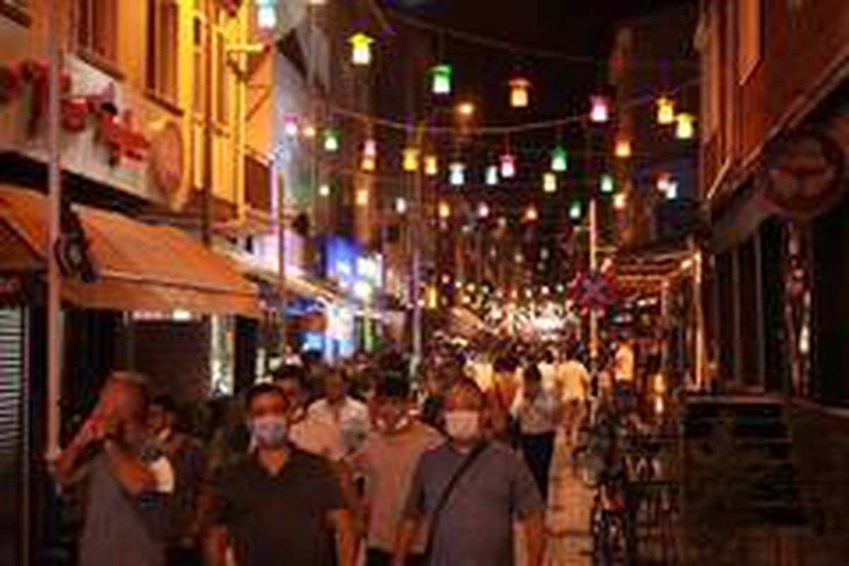 Eskişehir\'de tedbirsiz gece kalabalıkları