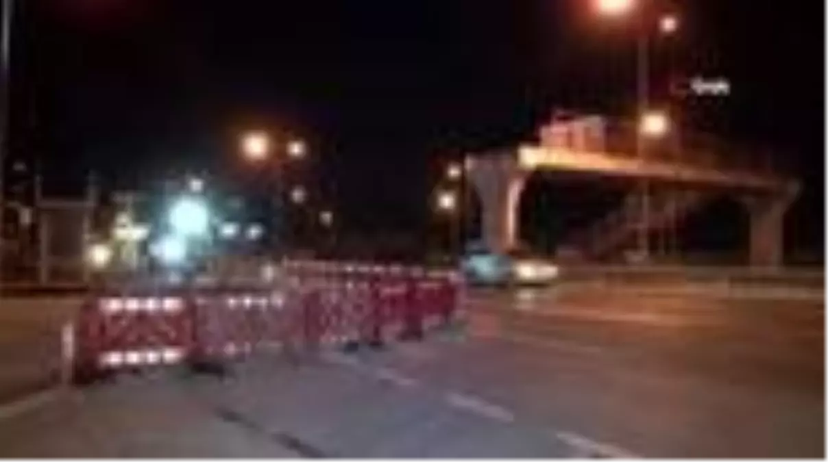 Eyüpsultan\'da çöken üst geçitte enkaz kaldırma çalışması gece de devam ediyor