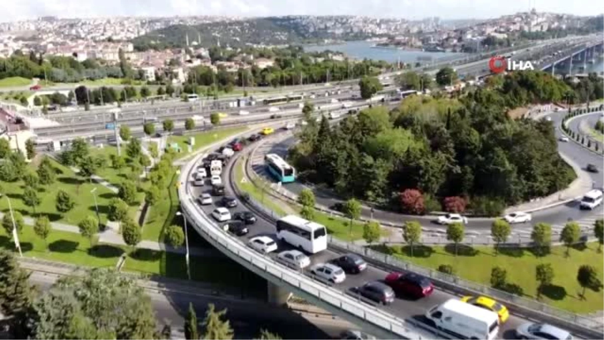 Haftanın ilk iş gününde Haliç Köprüsü\'ndeki trafik havadan görüntülendi