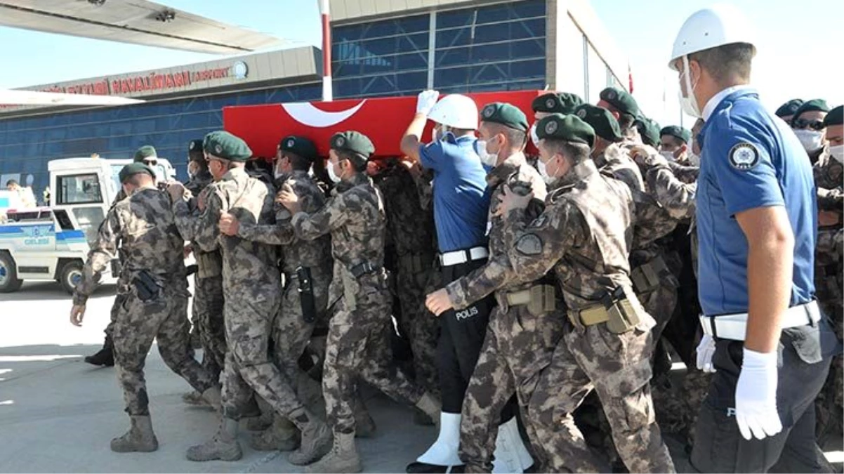 Hakkari\'de şehit özel harekat polisleri memleketlerine uğurlandı