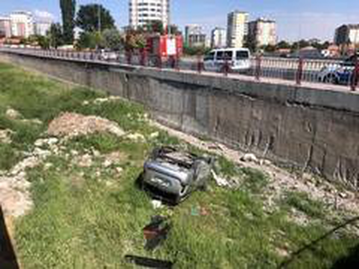 Otomobil su kanalına düştü: 1 yaralı