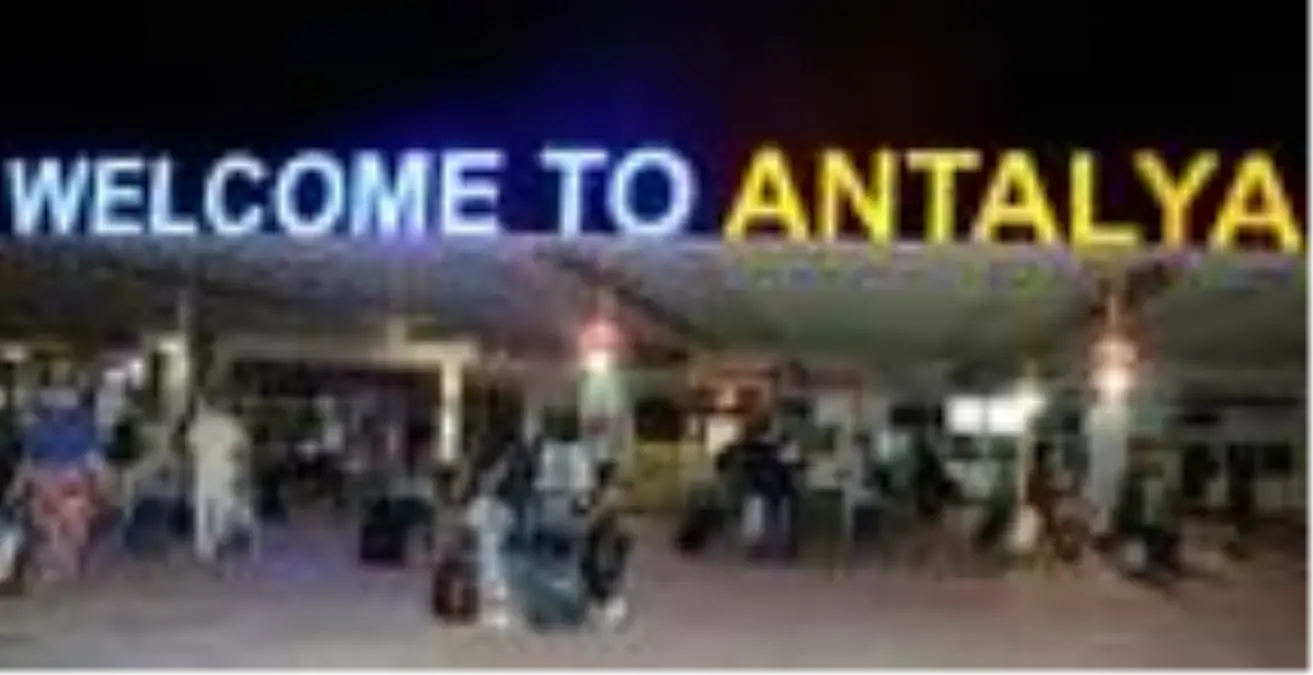 Rusya\'dan Antalya\'ya ilk uçakla 519 yolcu geldi