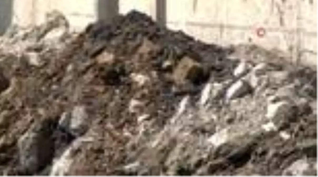 Üstgeçidin çöktüğü yerde çalışmalar devam ediyor