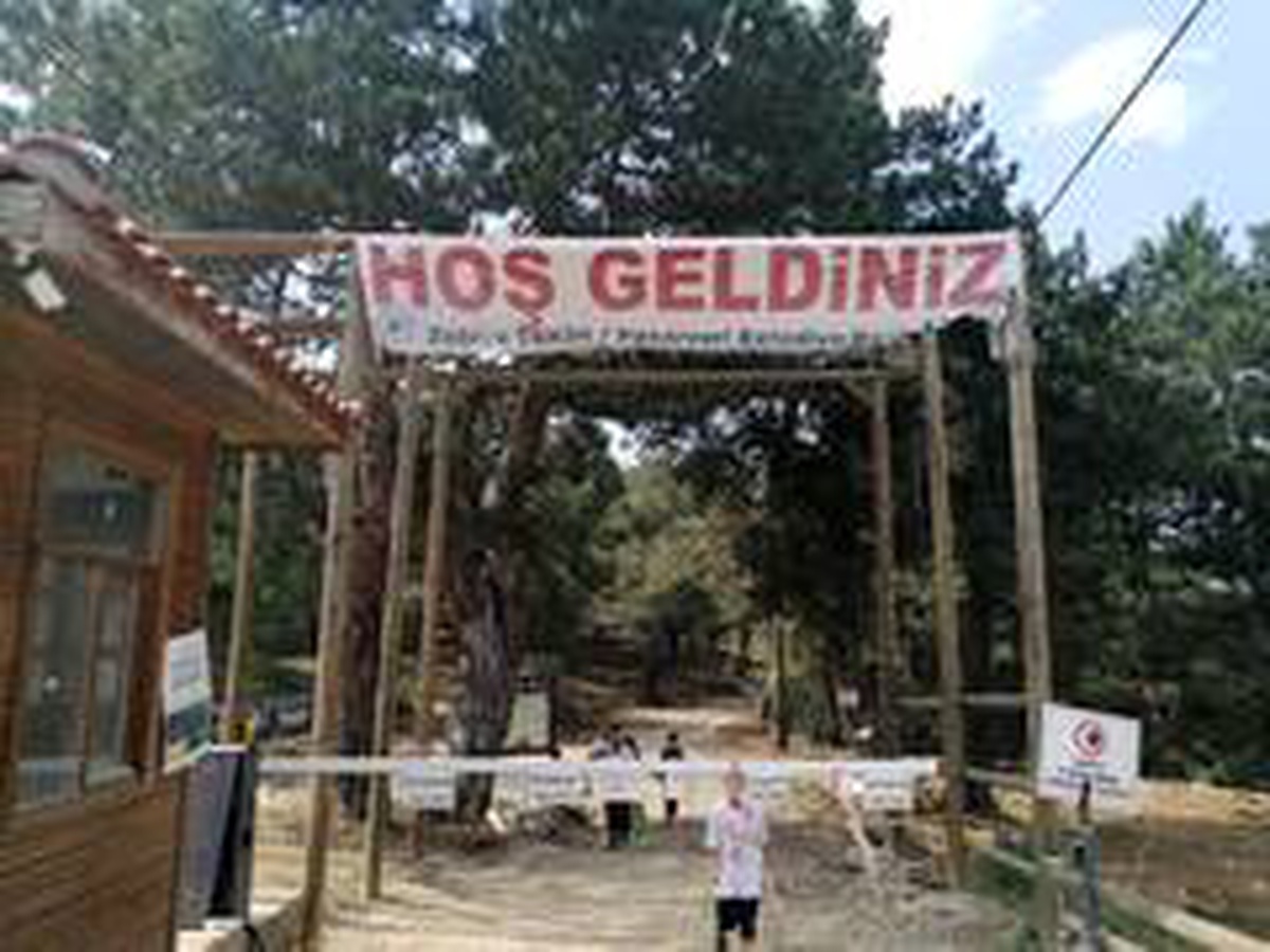 Yasak olmasına rağmen gölet piknikçilerle doldu taştı