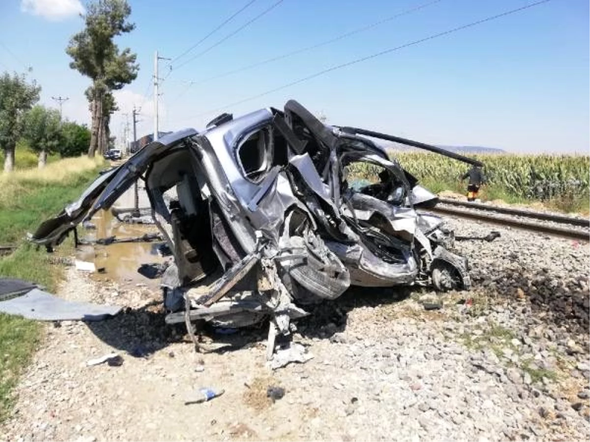 Yük treninin çarptığı hafif ticari aracın sürücüsü öldü