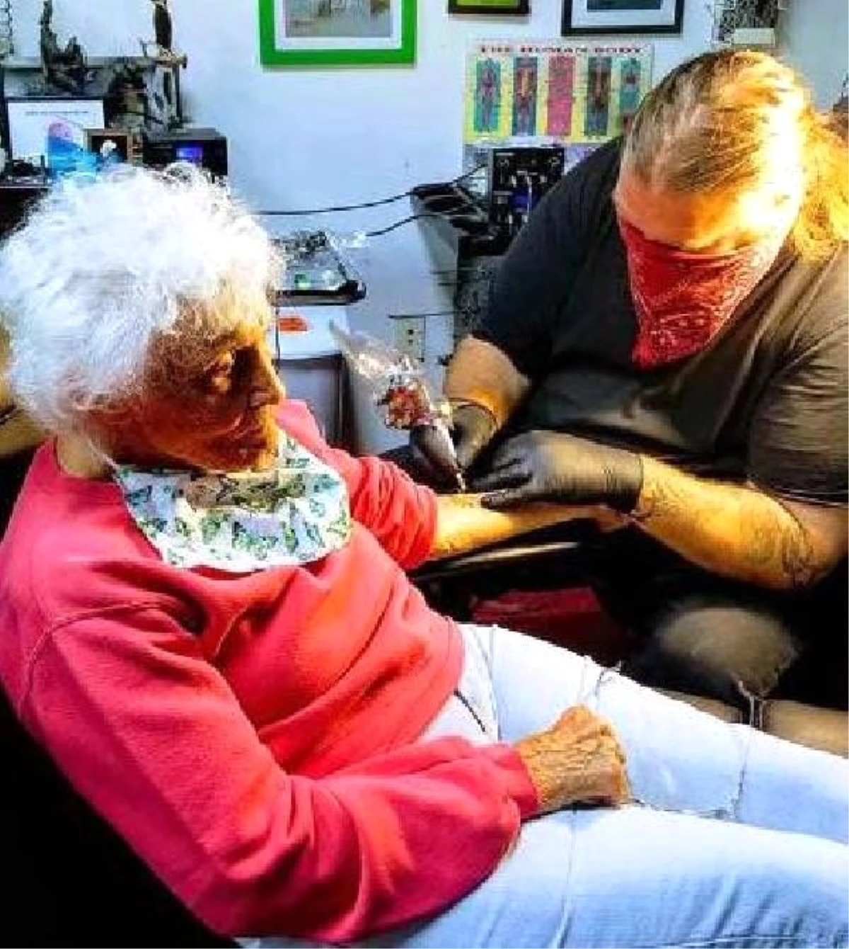 ABD\'de karantinada kalan 103 yaşındaki kadın soluğu dövmecide aldı