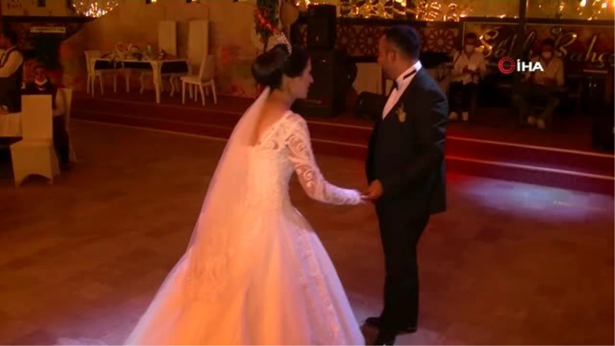 Son dakika! Ağabeyinin düğününe üniformayla katılan asker, ailesini gözyaşına boğdu