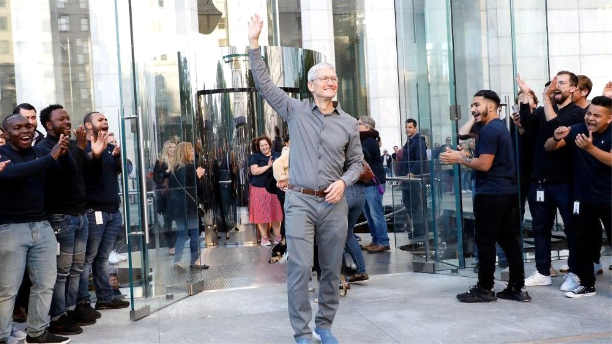 Apple CEO\'su Tim Cook da dolar milyarderleri listesine girdi