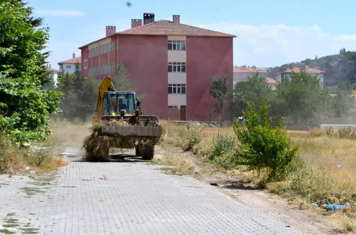 Bünyan\'da temizlik apartman bahçelerinde devam ediyor