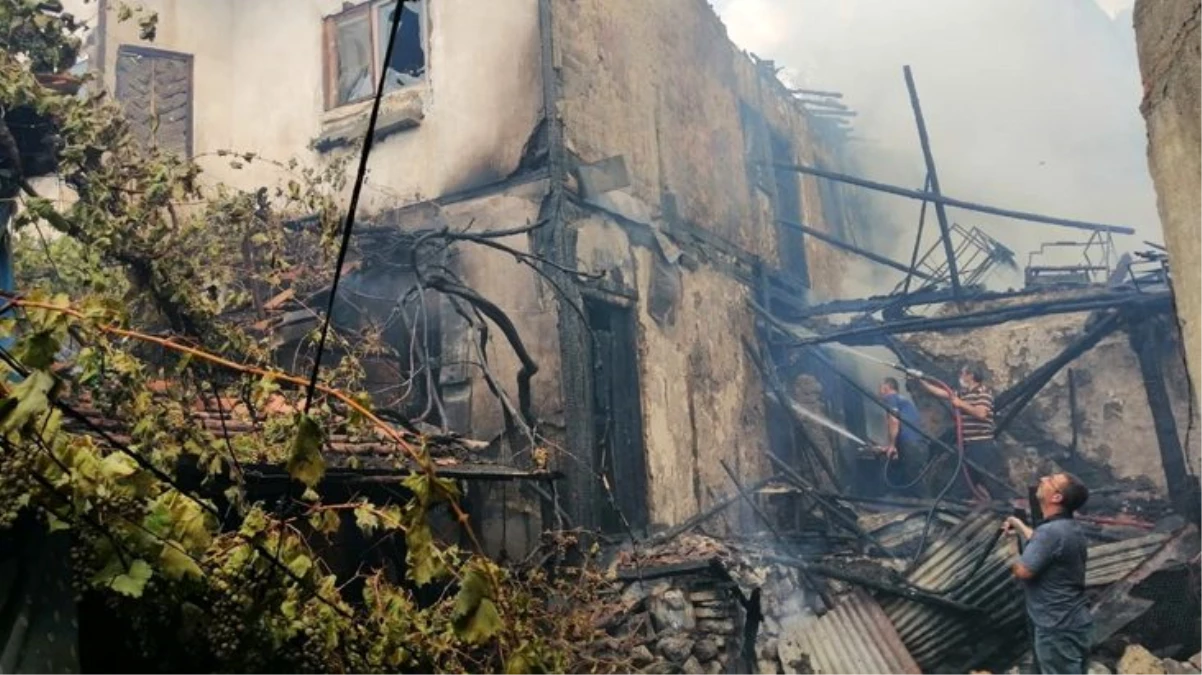 Ahşap evde çıkan yangın faciaya neden oldu: 5 ölü