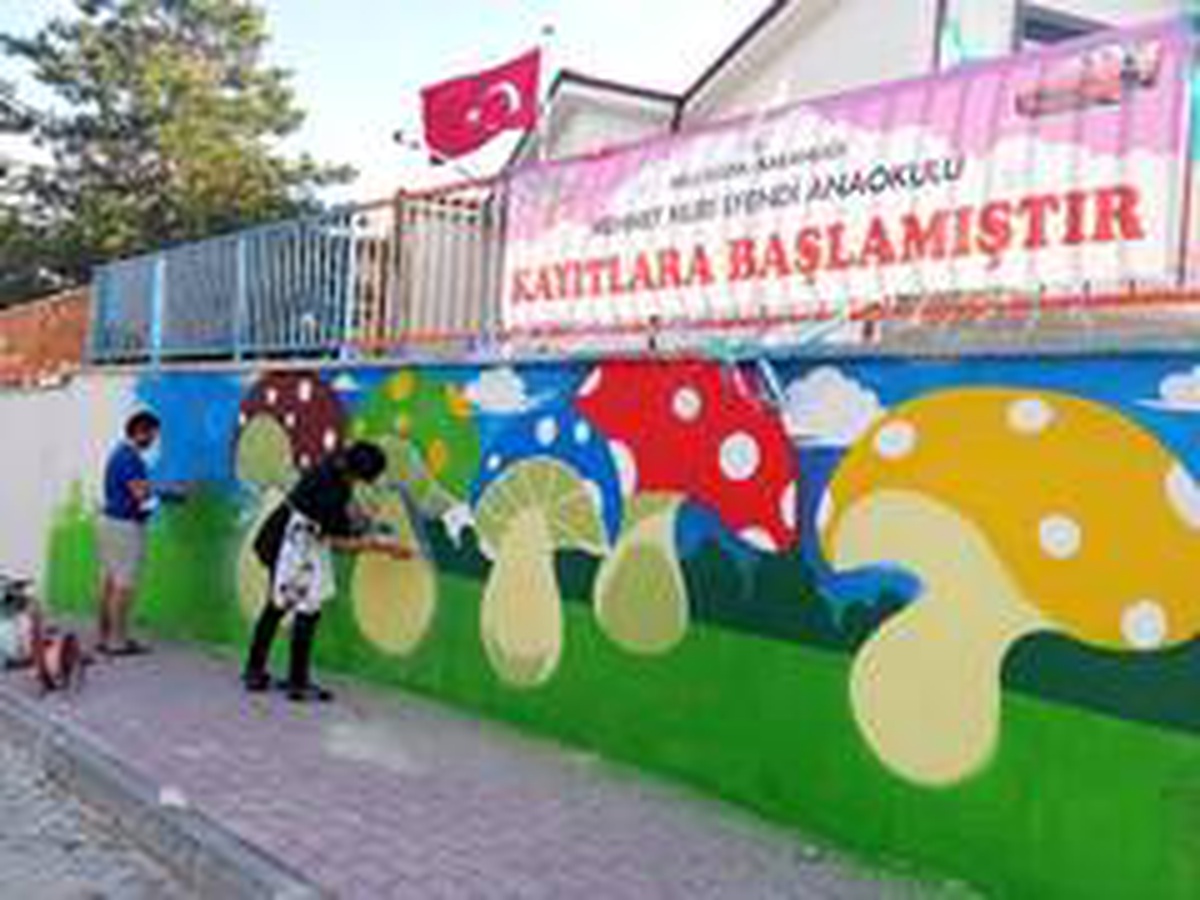 El birliği ile ana okulunun duvarlarını rengarenk boyadılar
