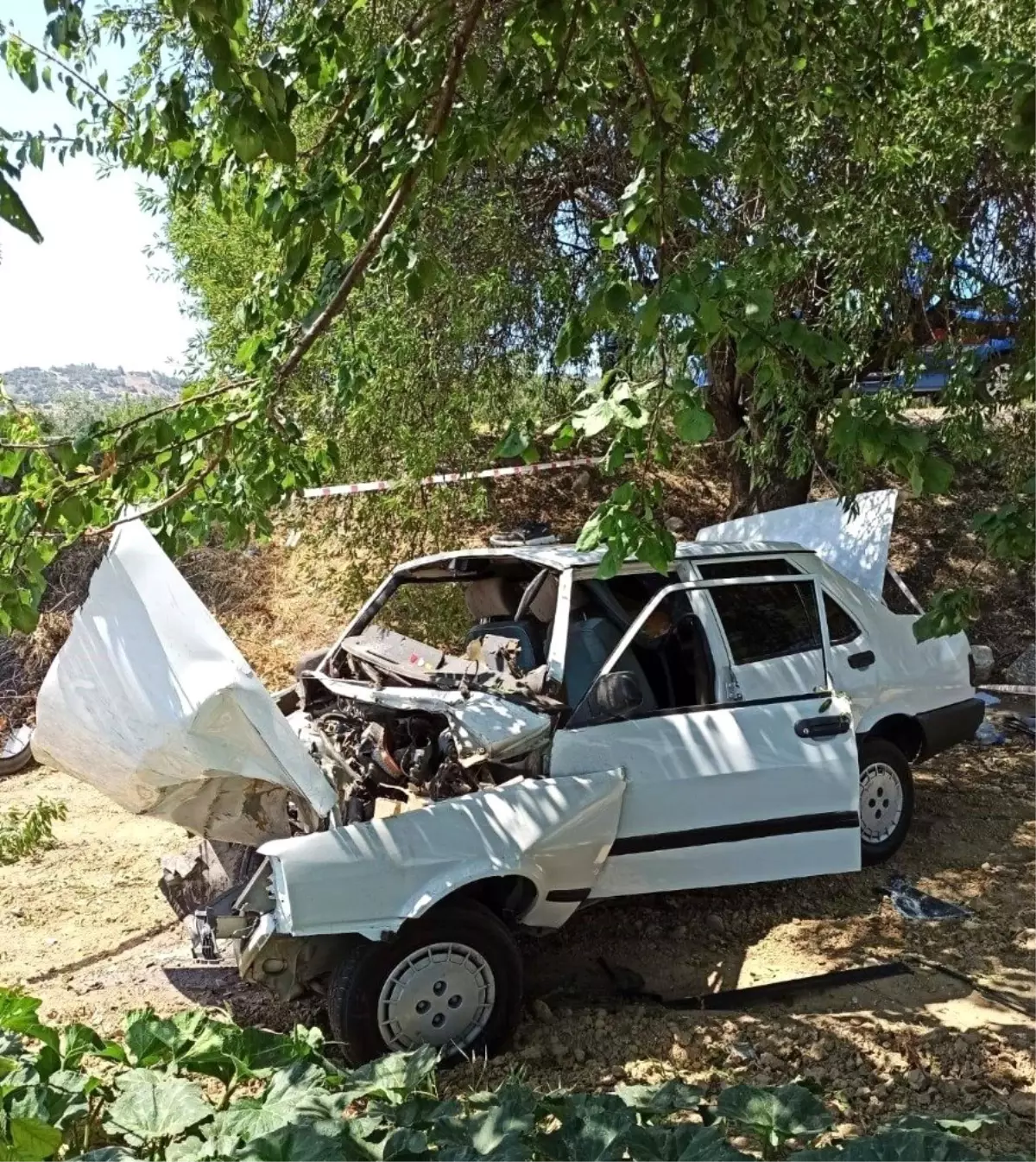 Son dakika haberi... Hurdaya dönen otomobildeki sürücüyü itfaiye çıkarttı