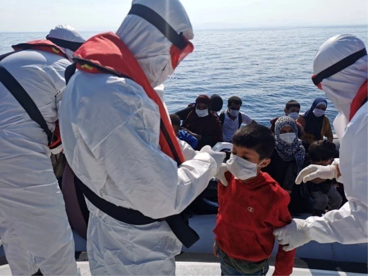 Kuşadası Körfezi\'nde Yunanistan\'ın geri ittiği 40 düzensiz göçmen kurtarıldı