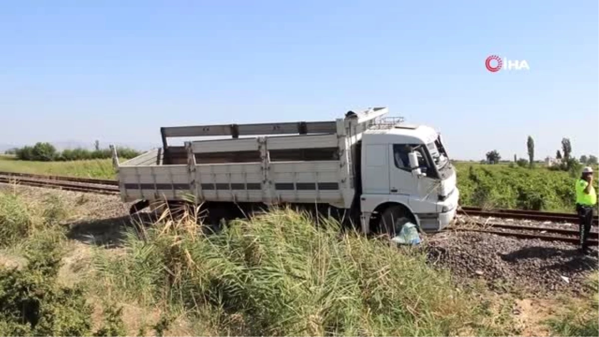 Lastiği patlayan kamyon tren raylarına girdi