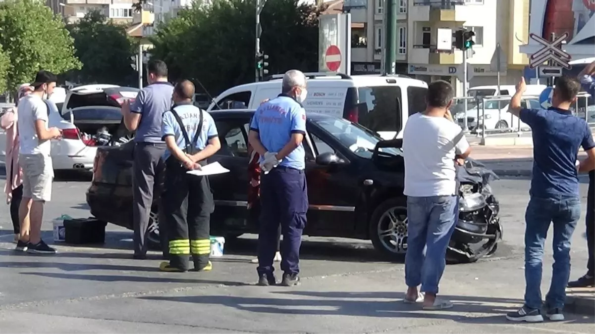 Otomobille ticari araç çarpıştı: 5 yaralı