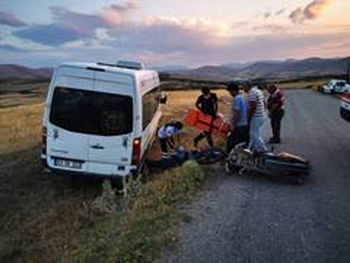 Şuhut\'ta minibüs ile motosiklet çarpıştı: 1 yaralı