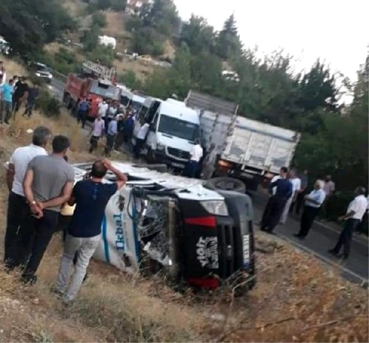 Tarım işçilerinin taşındığı minibüsle kamyonet çarpıştı: 12 yaralı