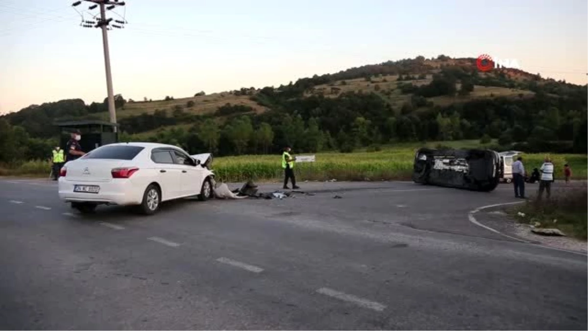 Tatil yolunda otomobille çarpışan minibüs devrildi: 4 yaralı