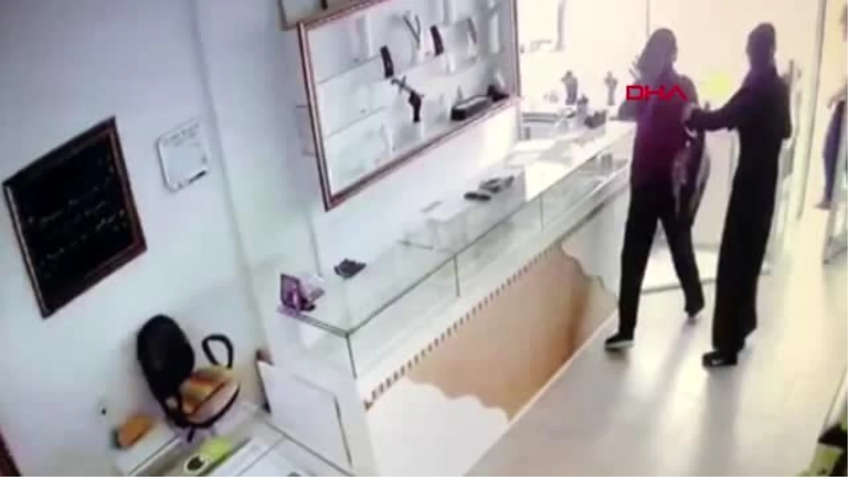 Adana\'da kadın kılığındaki hırsızların kuyumcu soygunu kamerada