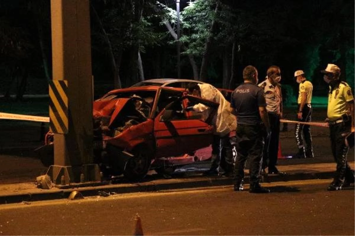 Son Dakika | Ankara\'da otomobil aydınlatma direğine çarptı: 1 ölü