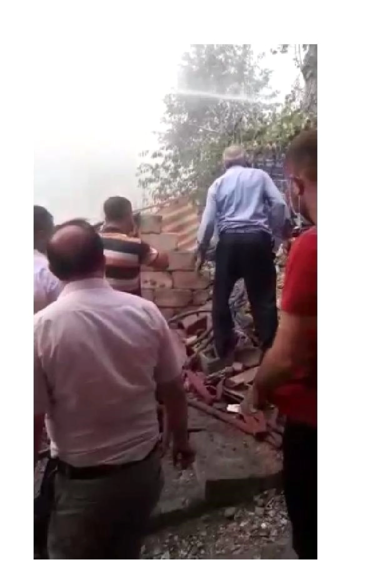 Son dakika haber | Çorum\'da 5 kişinin öldüğü yangında küle dönen evler yıkılıyor (4)