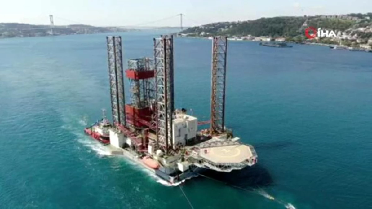 Son dakika haberi: Dev petrol platformunun İstanbul Boğazı\'ndan geçişi drone kamerasında