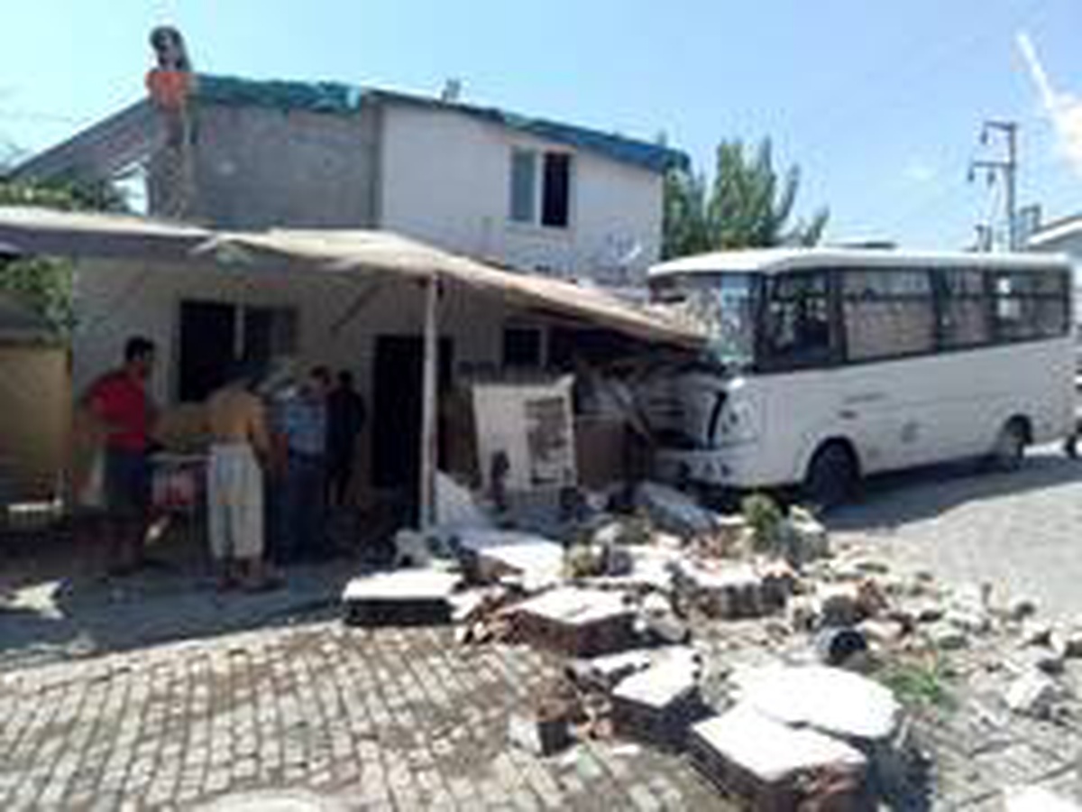 Freni patlayan minibüs eve girdi: 3 yaralı