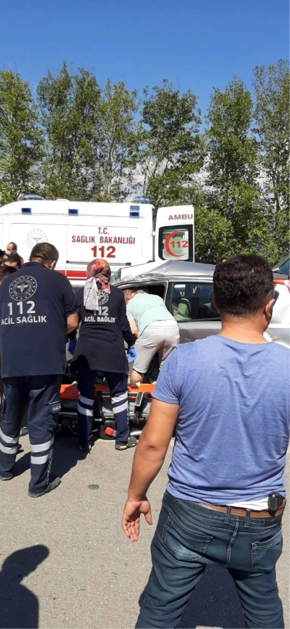 Isparta\'da otomobil ve kamyon çarpıştı: 2 yaralı