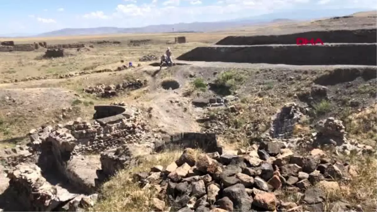 KARS Ani\'de tarihi yapıtların duvarları aşk ilan alanı oldu