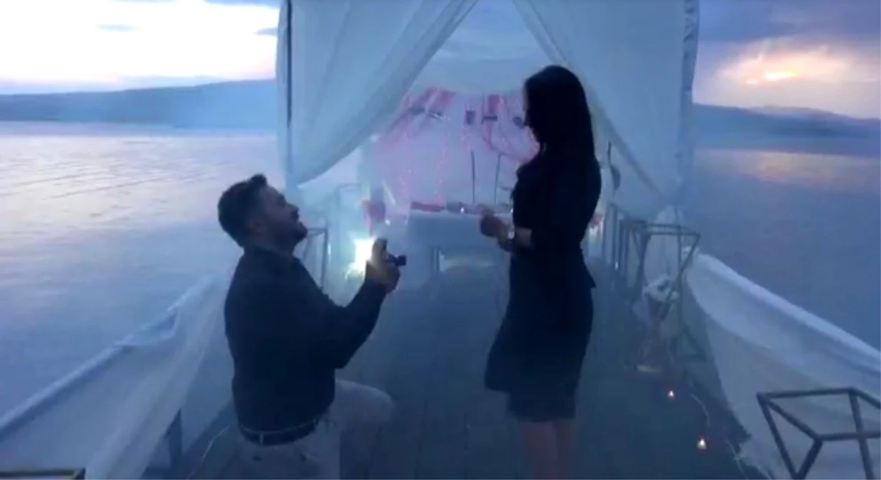 Son dakika haber: Kız arkadaşına Çıldır Gölü\'nde sürpriz evlilik teklifi yaptı