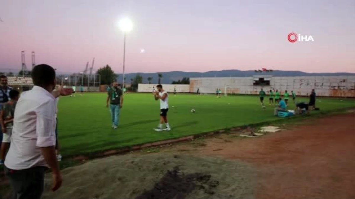 Son dakika haberi | Kocaelispor taraftarları yeni transferleri antrenmanda meşalelerle karşıladı