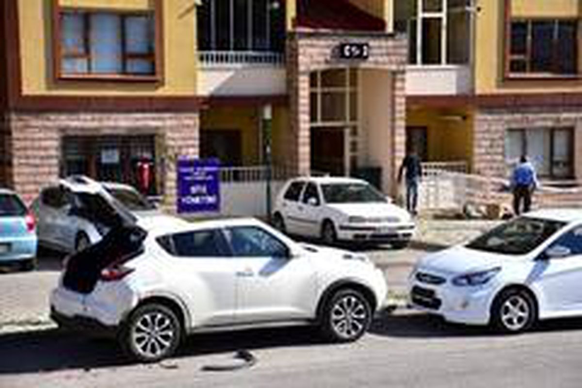 Park halindeki araçlara çarparak kayıplara karıştılar