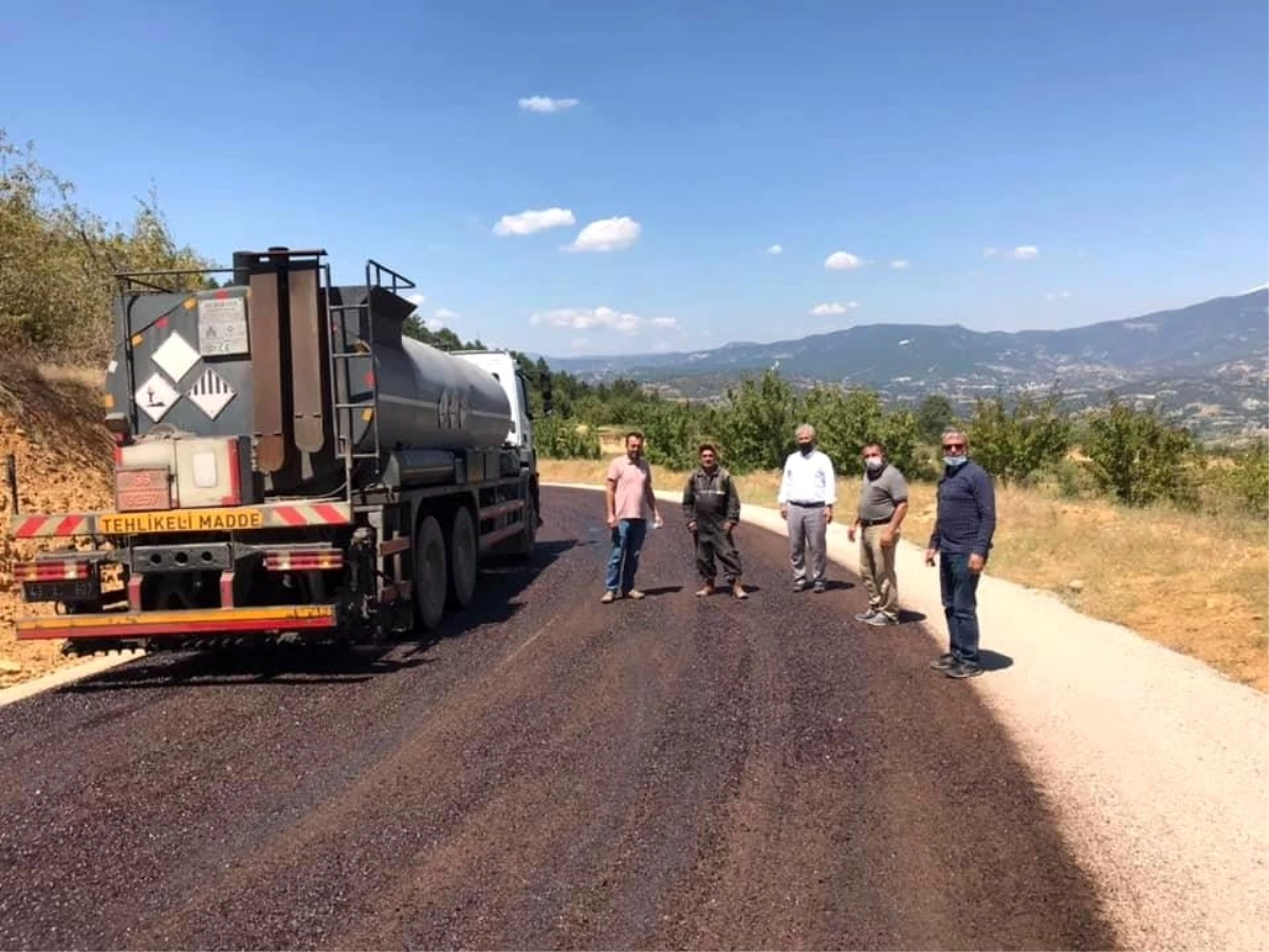 Şaphane\'de köy yolu asfalt çalışmaları