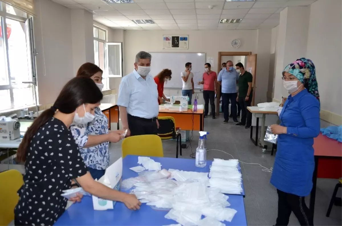 Başkan Altun, maske dikim kursunu ziyaret etti