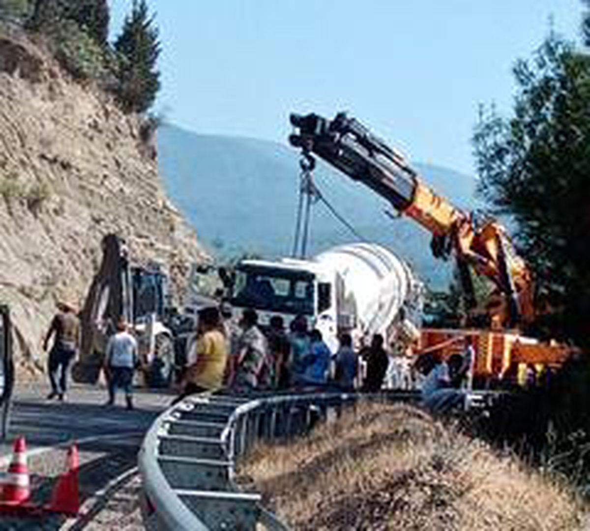 Beton mikseri devrildi, sürücü yaralı kurtuldu