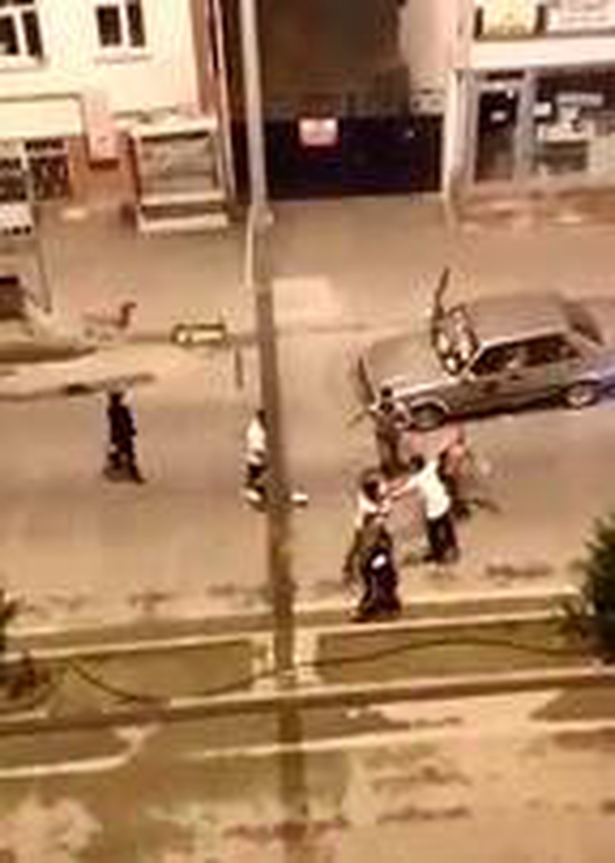 Cami duvarına tuvaletini yapan kişiyi uyaran genç saldırıya uğradı